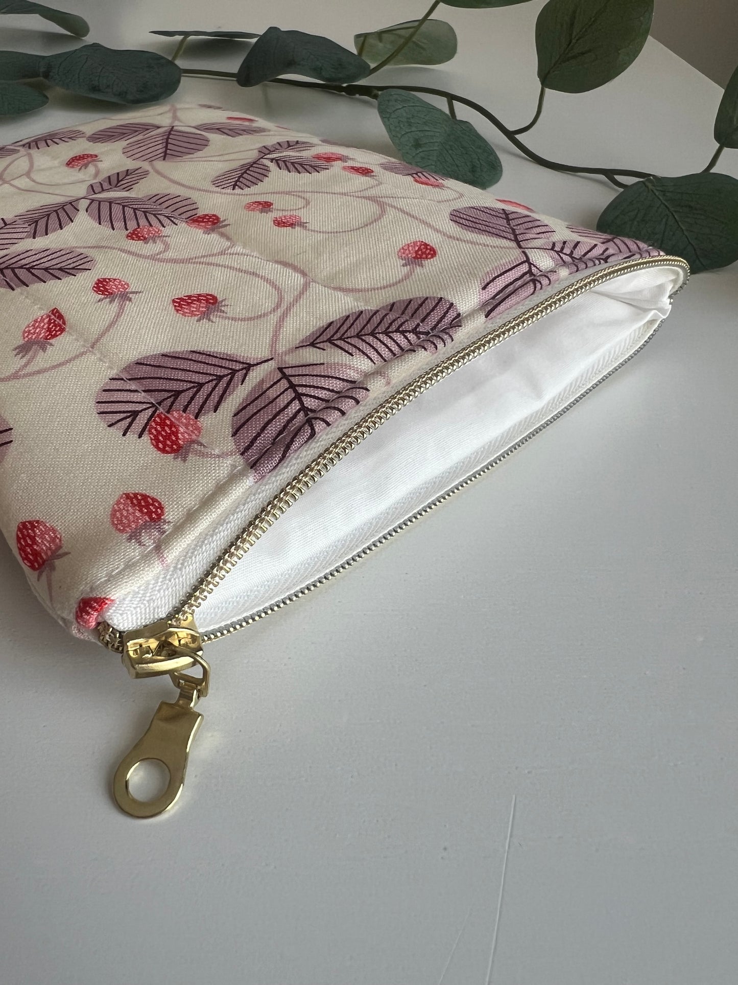 E-reader sleeve 6” gequilt - Strawberry vines