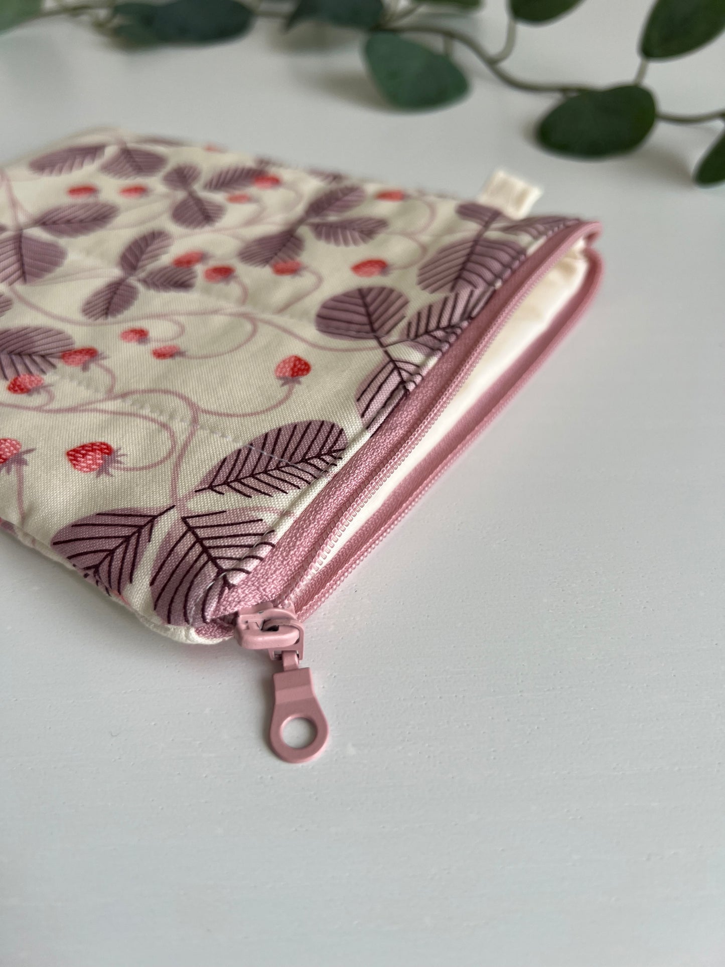 E-reader sleeve 6” gequilt - Strawberry vines pink zipper