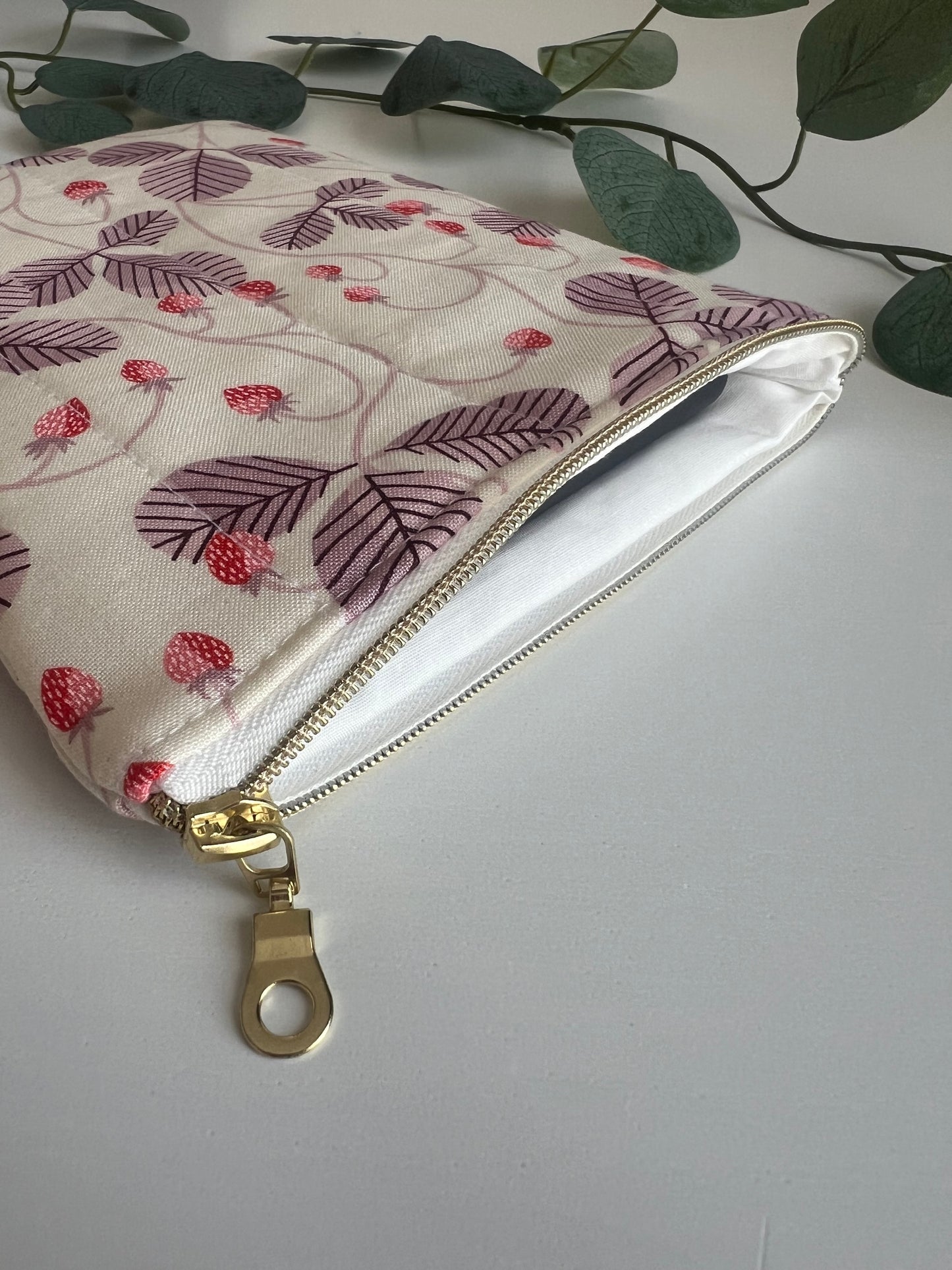 E-reader sleeve 6” gequilt - Strawberry vines