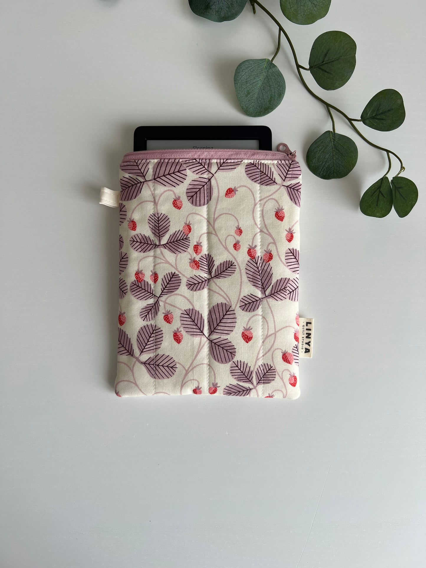 E-reader sleeve 6” gequilt - Strawberry vines pink zipper