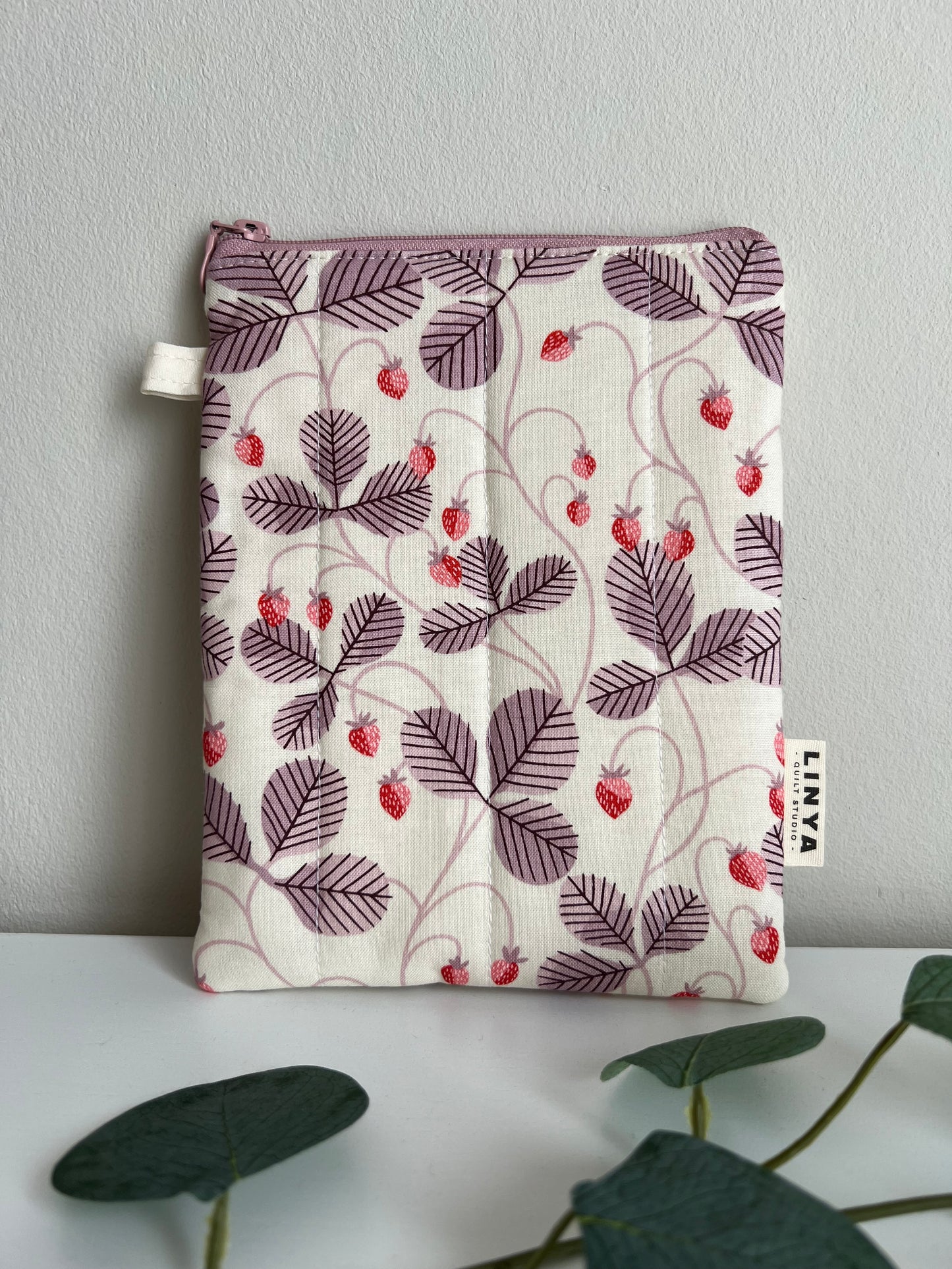 E-reader sleeve 6” gequilt - Strawberry vines pink zipper