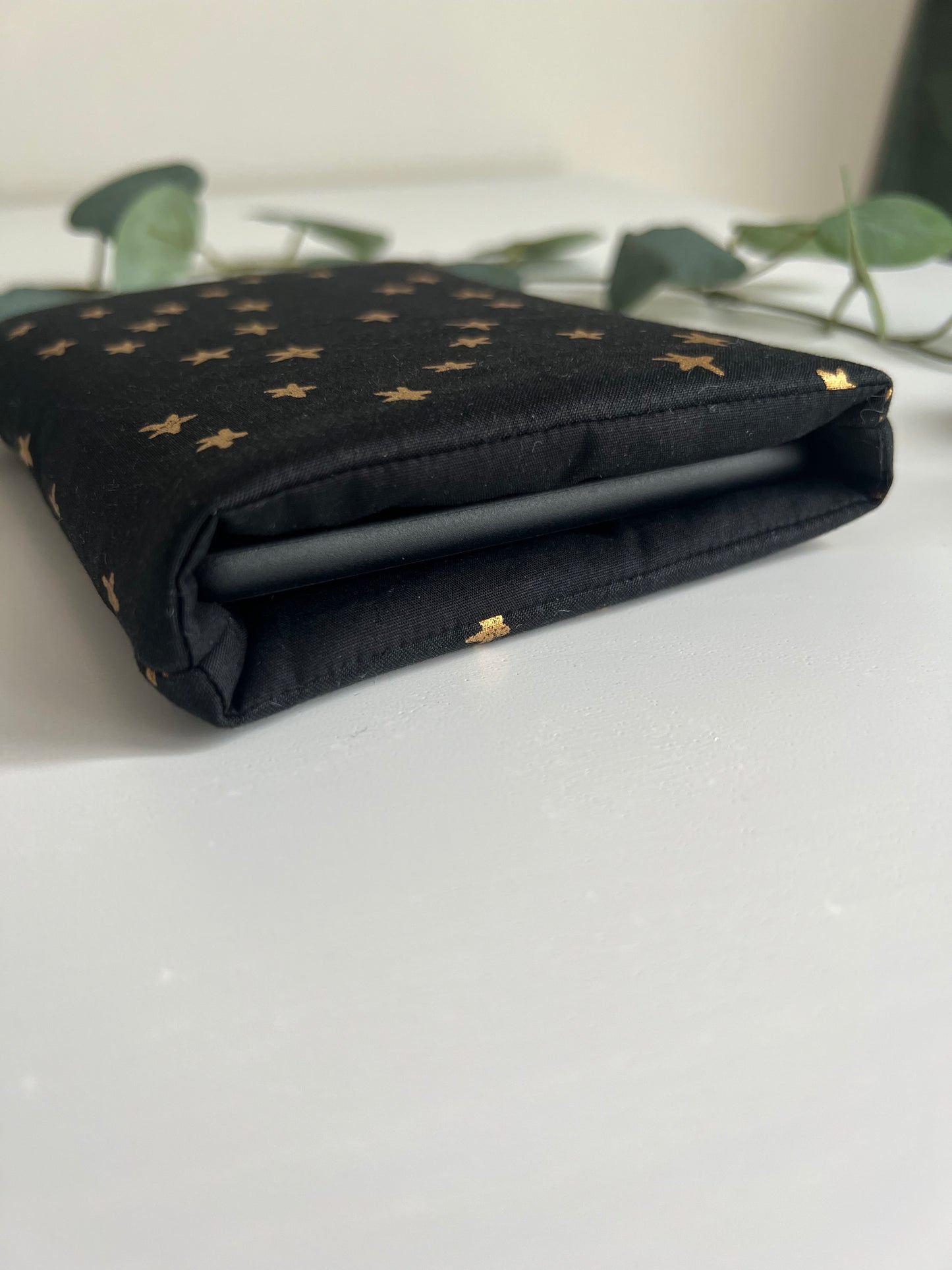E-reader sleeve puffy - starry zwart