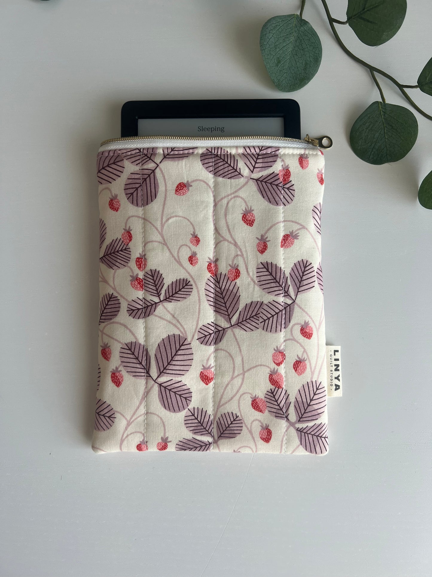 E-reader sleeve 6” gequilt - Strawberry vines
