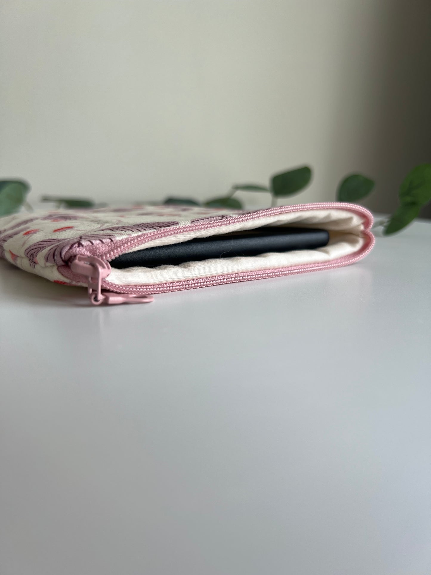 E-reader sleeve 6” gequilt - Strawberry vines pink zipper