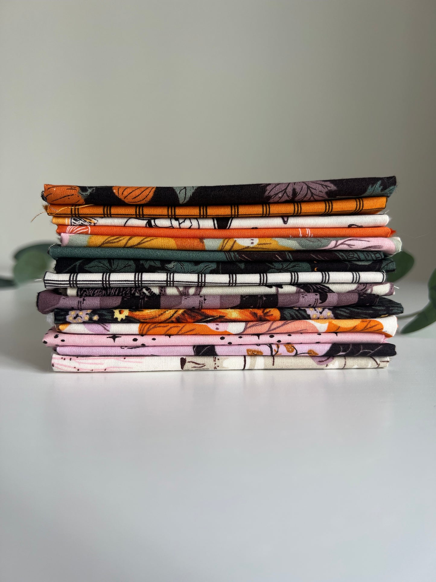 Ghostly and Haunted - 15FQ pre-cuts (±45x55cm)