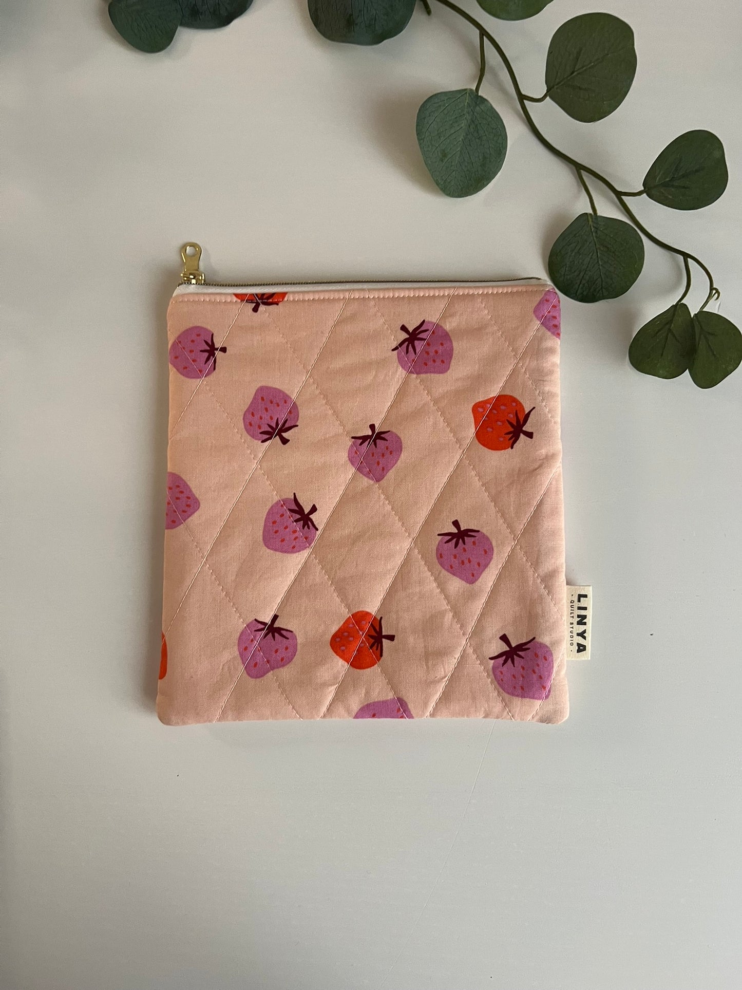 E-reader sleeve 7" gequilt -Strawberry Peach