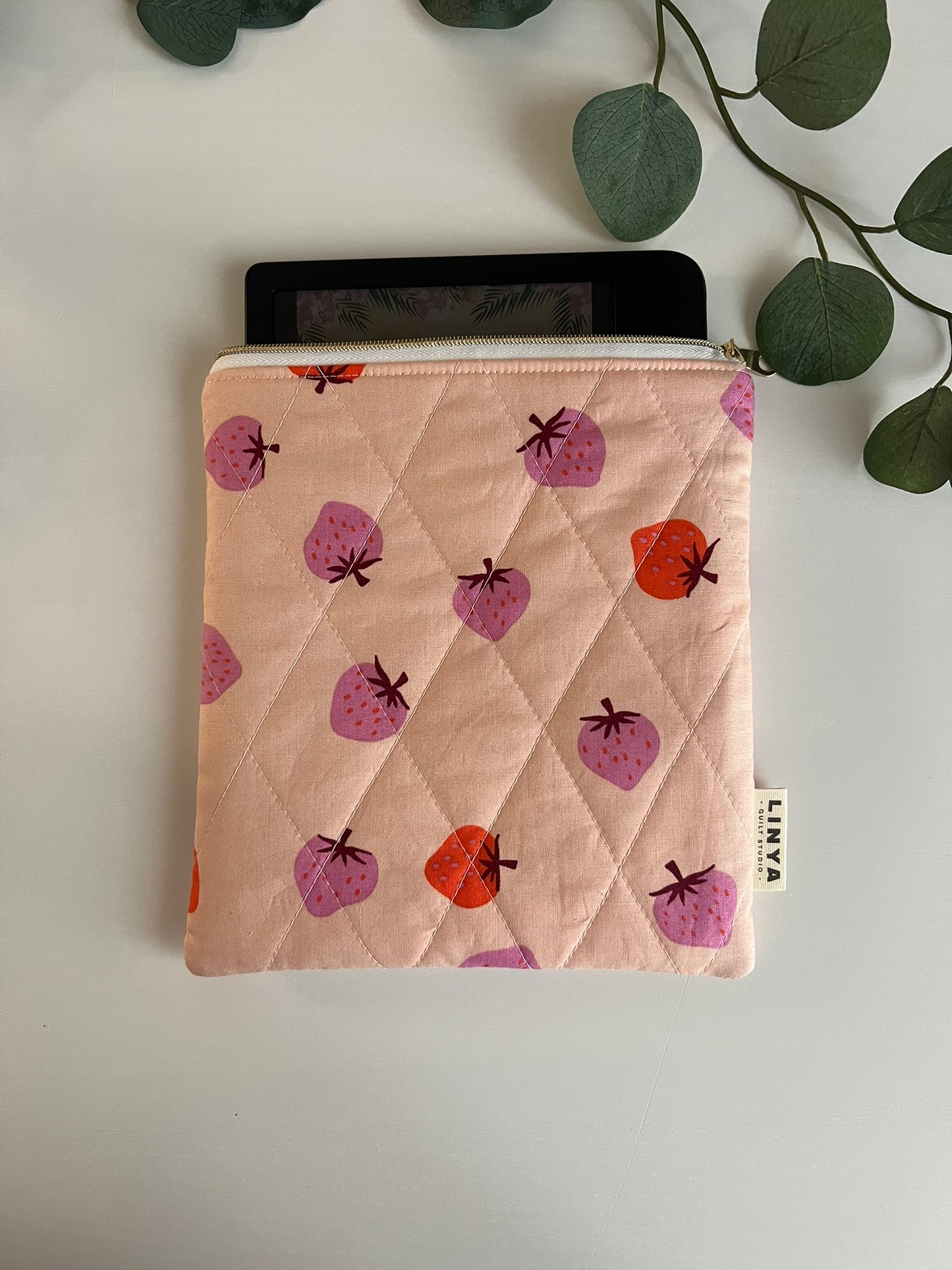 E-reader sleeve 7" gequilt -Strawberry Peach