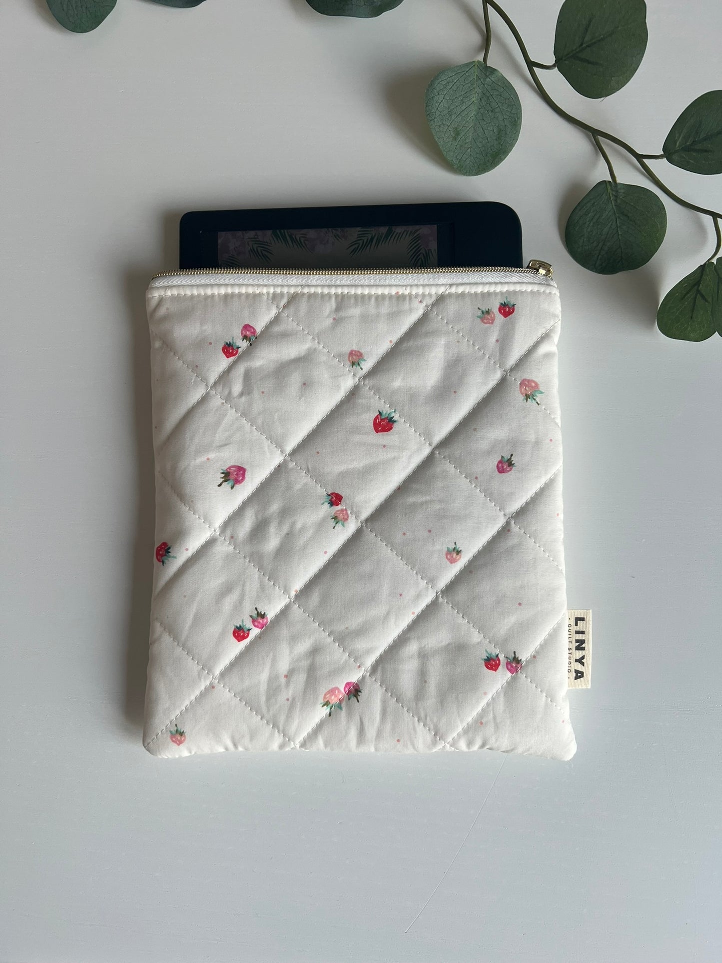 E-reader sleeve 7" gequilt - Berry drizzle