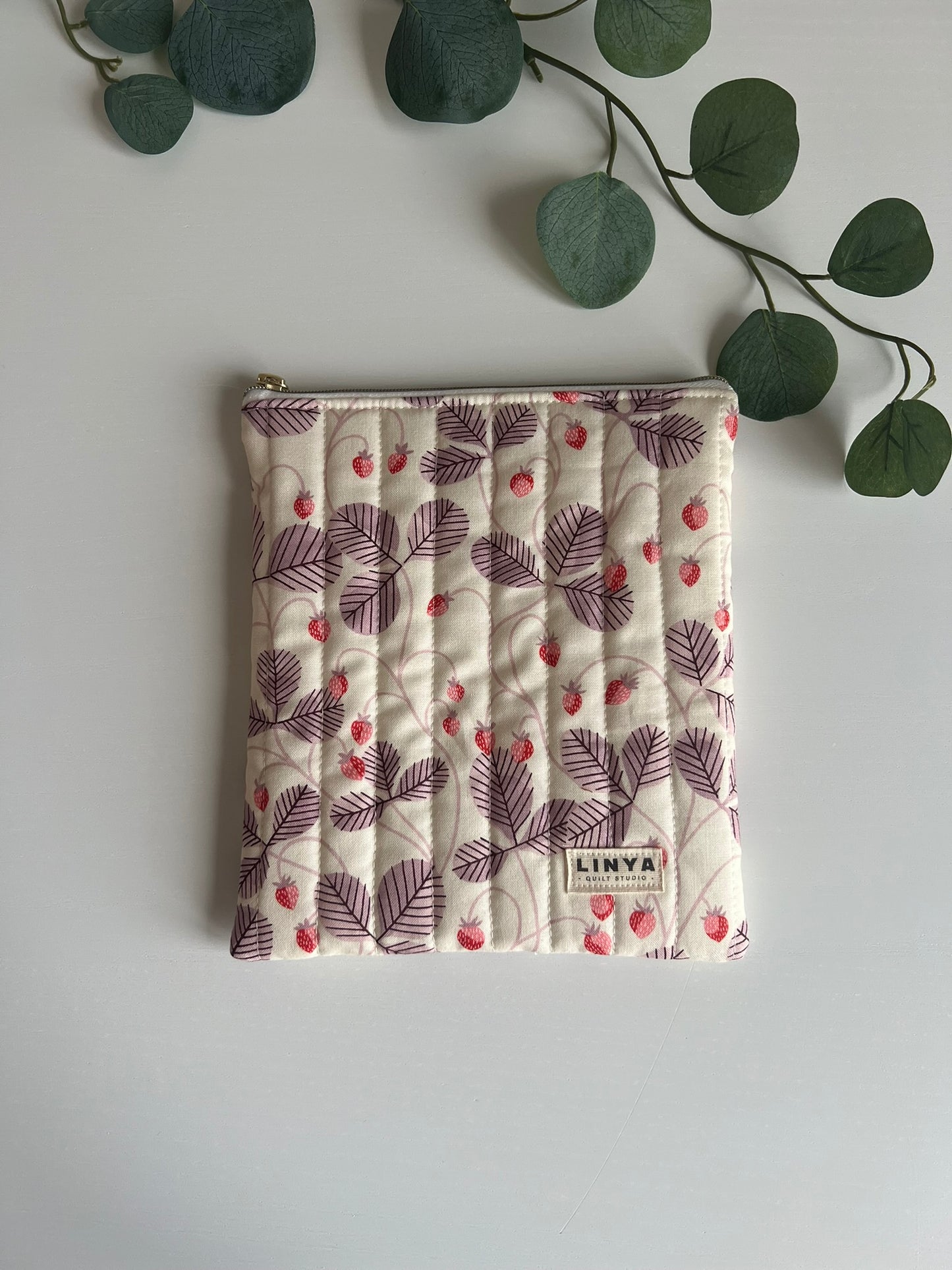 E-reader sleeve 7" gequilt - Strawberry vines