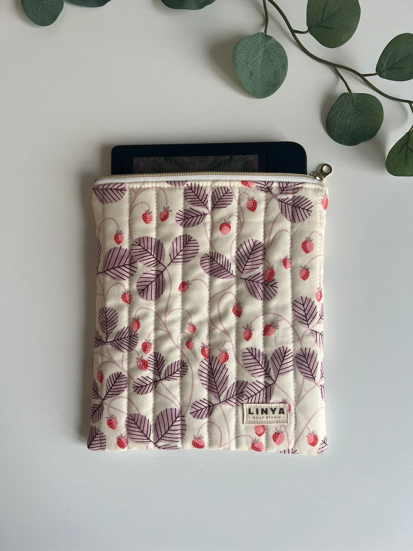 E-reader sleeve 7" gequilt - Strawberry vines