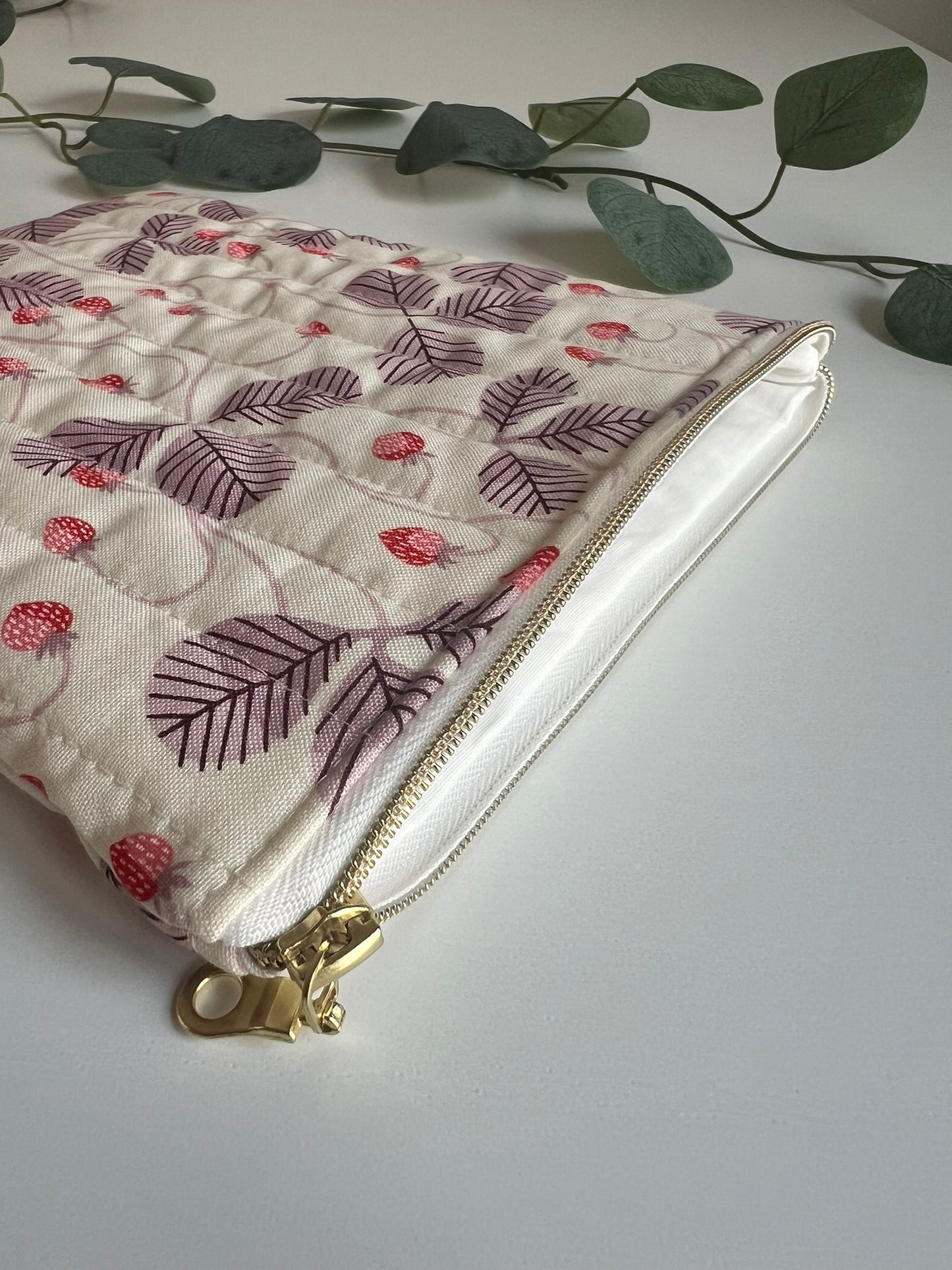 E-reader sleeve 7" gequilt - Strawberry vines