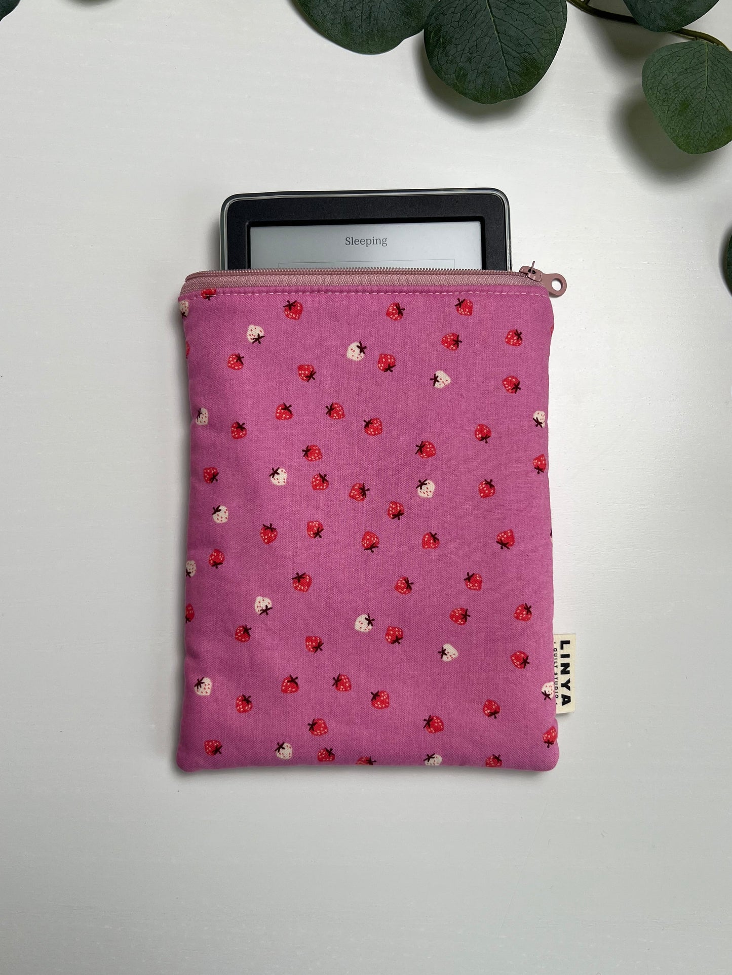 E-reader sleeve 6” - mini strawberries