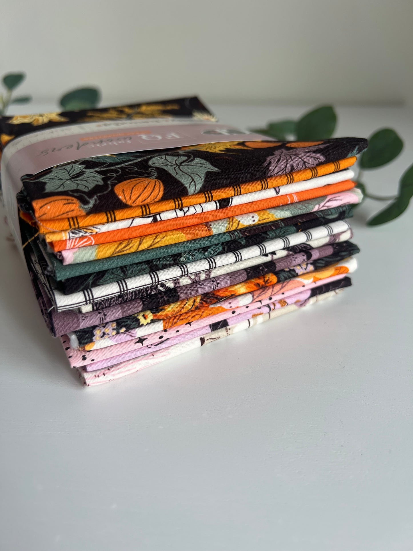 Ghostly and Haunted - 15FQ pre-cuts (±45x55cm)