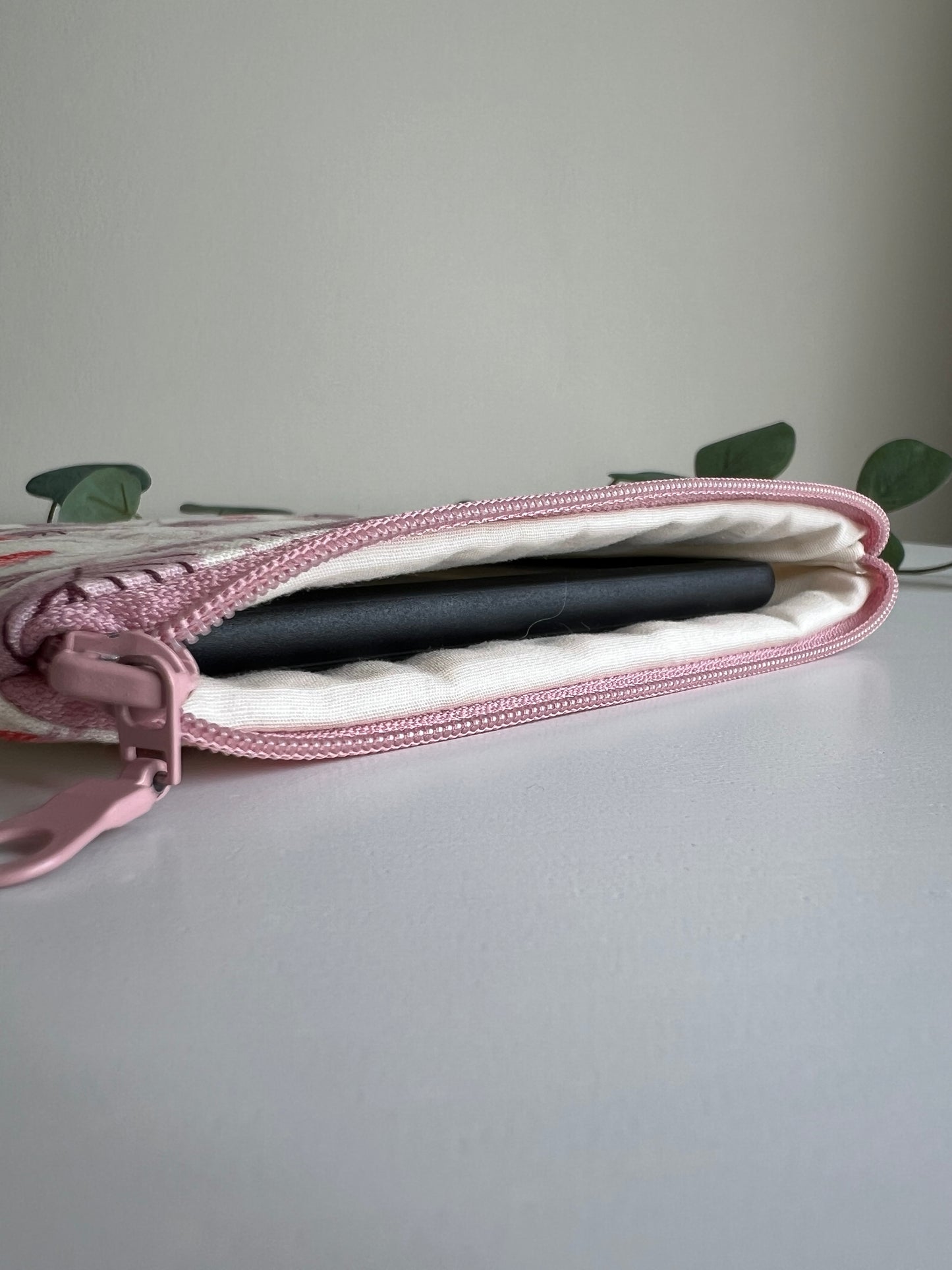 E-reader sleeve 6” gequilt - Strawberry vines pink zipper