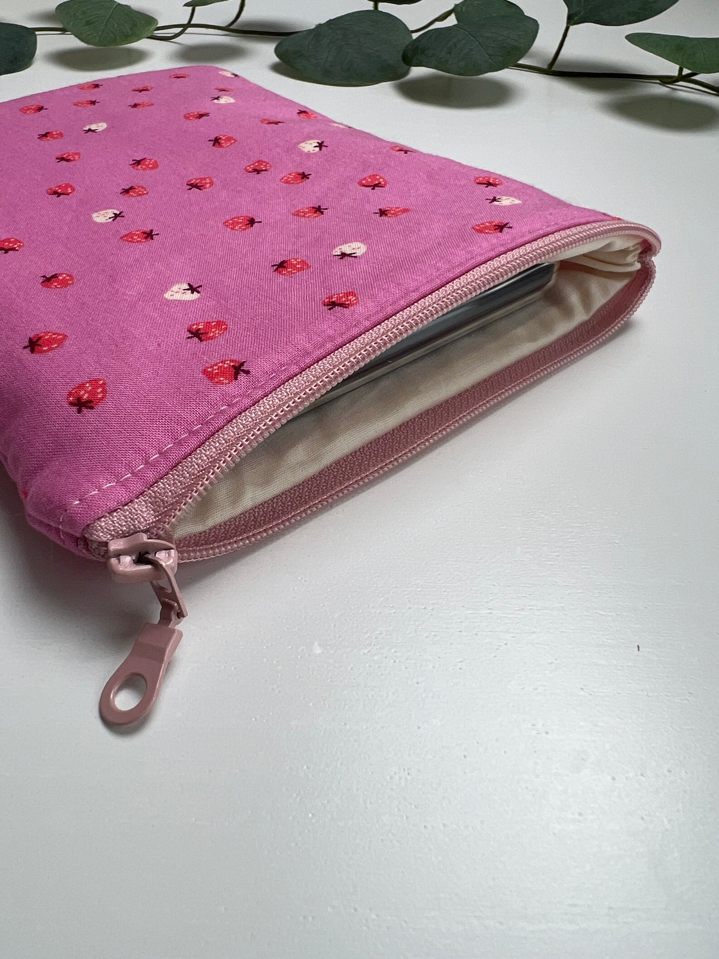 E-reader sleeve 6” - mini strawberries