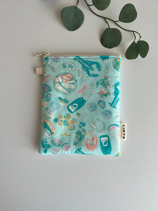 E-reader sleeve 6" met quiltstof met champagne, oesters, garnalen, kaasplankje en sardines