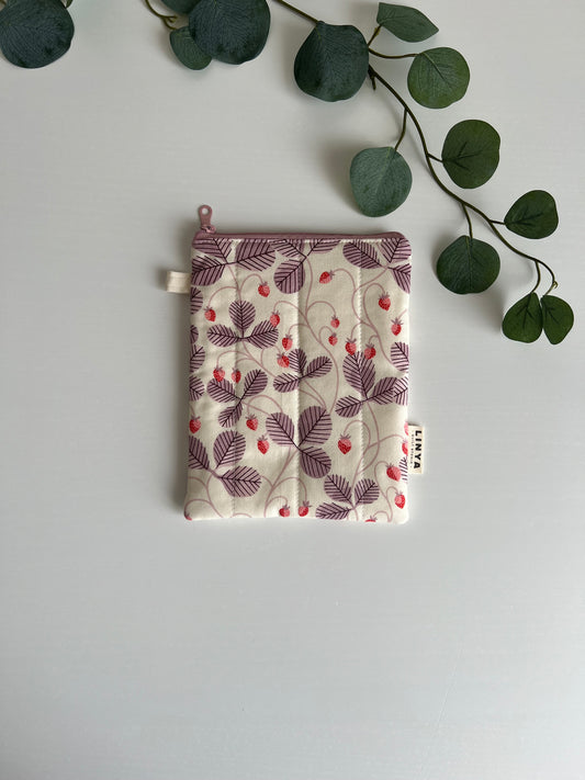 E-reader sleeve 6” gequilt - Strawberry vines pink zipper