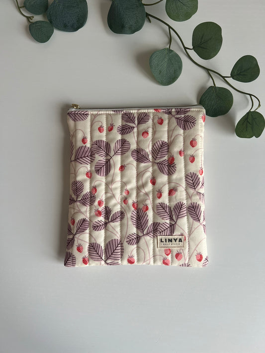 E-reader sleeve 7" gequilt - Strawberry vines